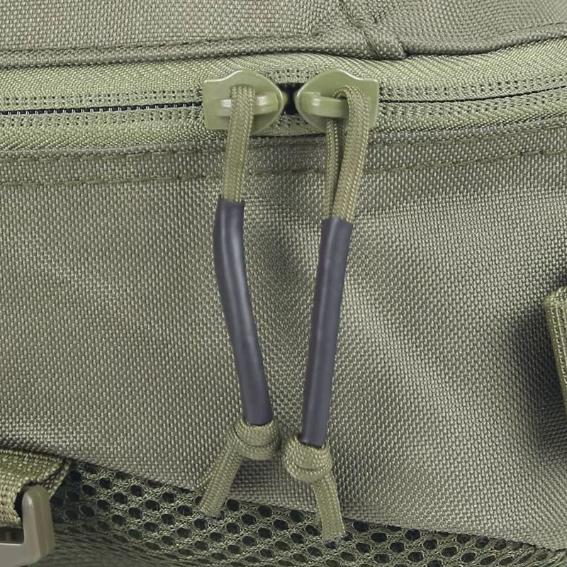Gros plan sur les doubles fermetures éclair robustes d'un sac à dos militaire étanche