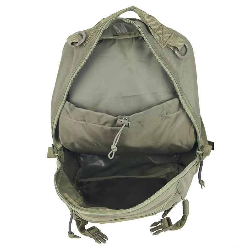 Grand compartiment intérieur vide d'un sac à dos militaire pour ordinateur 14 pouces