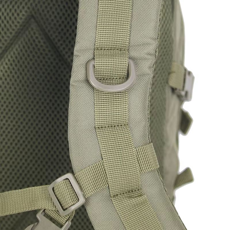 Détail d'un anneau en D en plastique rigide sur la bretelle d'un sac tactique modulable