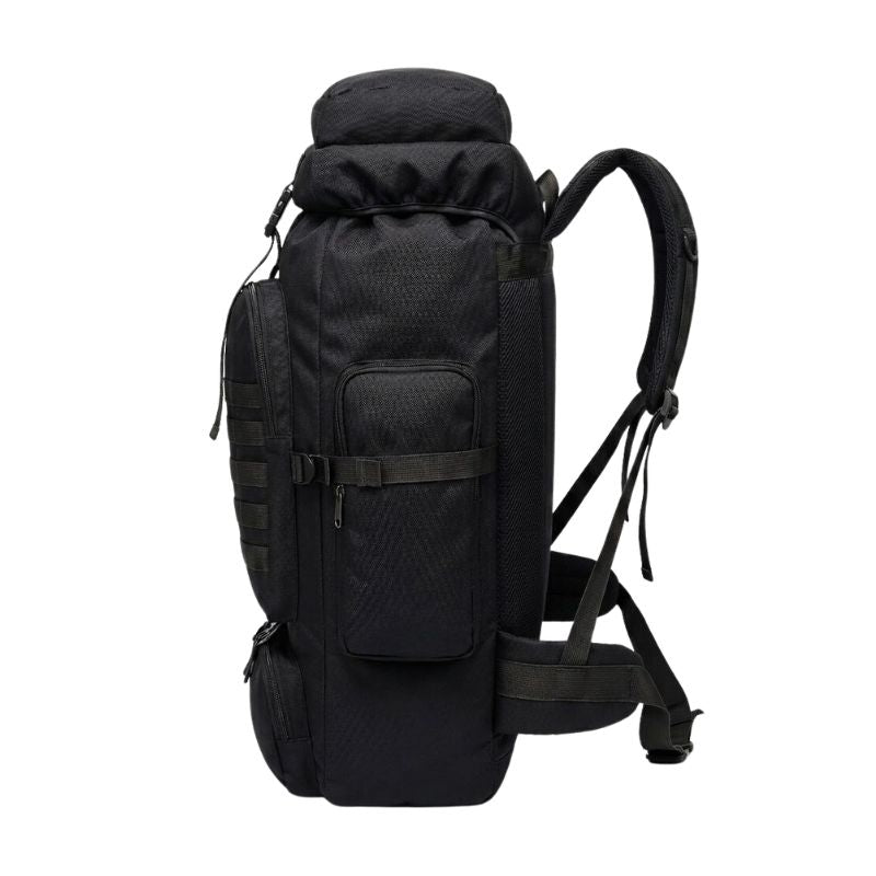Vue de profil du sac militaire noir montrant sa grande capacité.