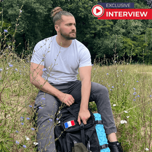 homme en forêt qui utilise un sac militaire