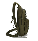 Vue de profil. Bretelles d'épaules larges. Présence de sangles de maintien sternale et ventrale. Straps latéraux de compression pour rendre le sac plus compact.