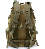 Sac à dos militaire avec sangles de maintien thoracique et ventrale.