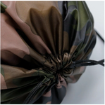 Petit sac en nylon imperméable avec un seul compartiment fourre tout.
