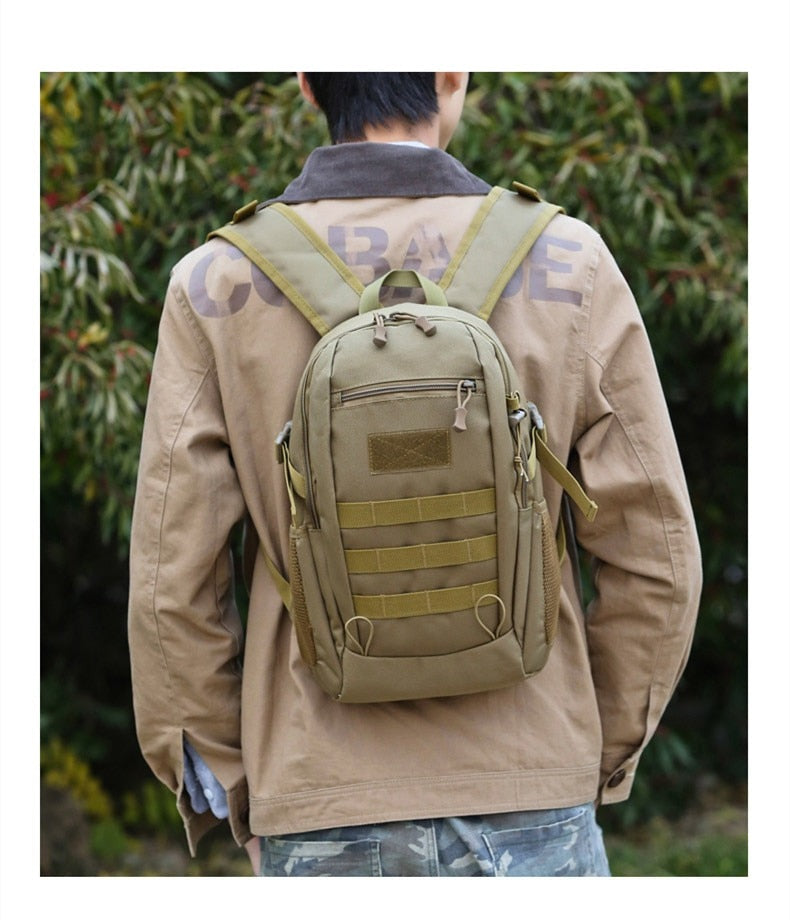 Homme qui porte un petit sac militaire en nylon kaki et avec un système molle intégré.