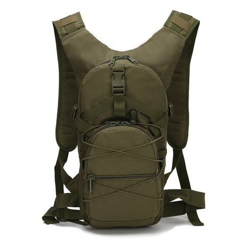 Petit sac à dos militaire, idéal pour transporter une flasque d'eau.